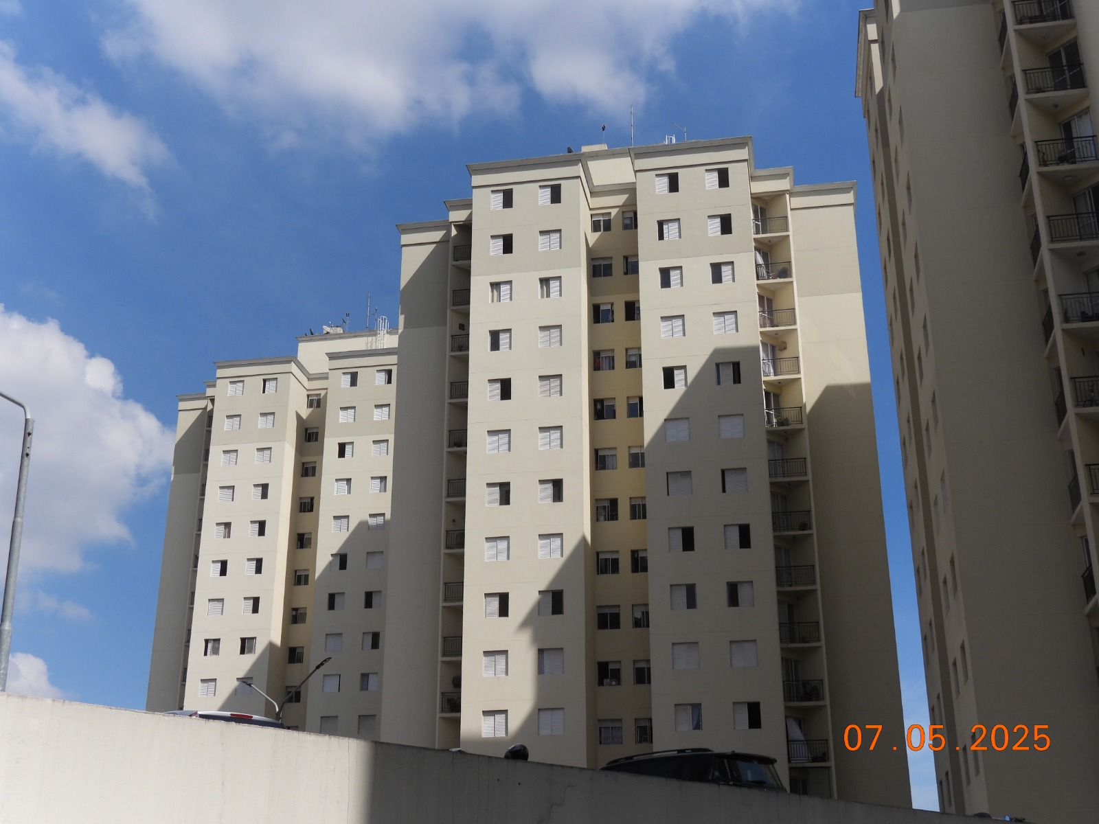 Trabalho de pintura em andamento em uma das fachadas do condomínio em Osasco